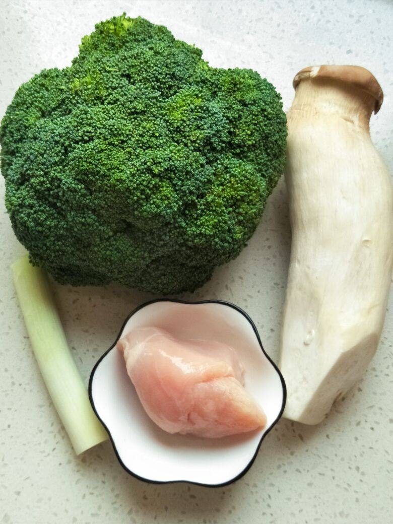 Steps for Stir-fried Broccoli with King Oyster Mushroom