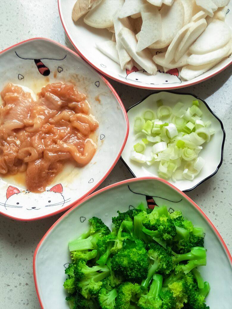 Steps for Stir-fried Broccoli with King Oyster Mushroom