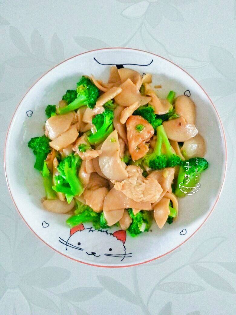 Steps for Stir-fried Broccoli with King Oyster Mushroom