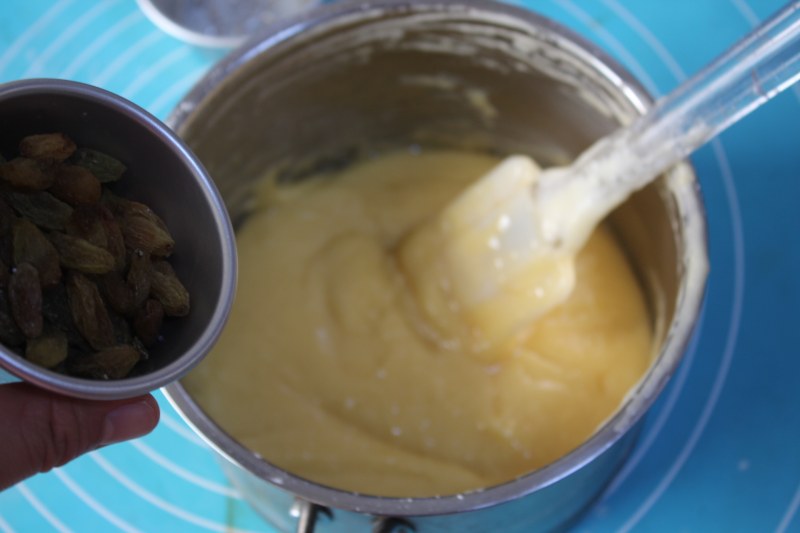 Steps for Making Butter Raisin Cake