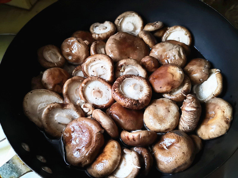 Steps for Cooking Oilseed Rape with Shiitake Mushrooms