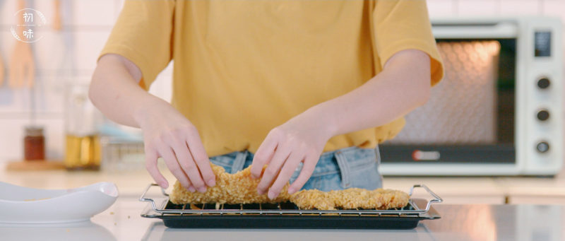 Step-by-Step Instructions for Making Viral Potato Chip Fried Chicken Pizza