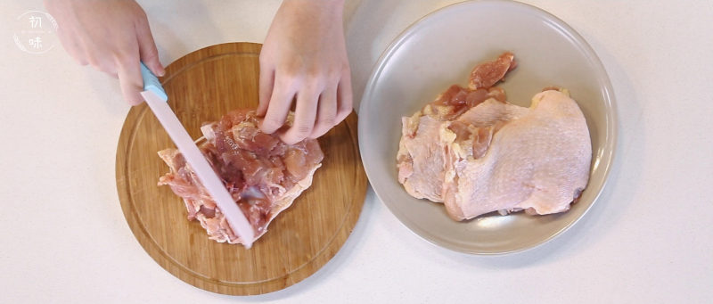 Step-by-Step Instructions for Making Viral Potato Chip Fried Chicken Pizza