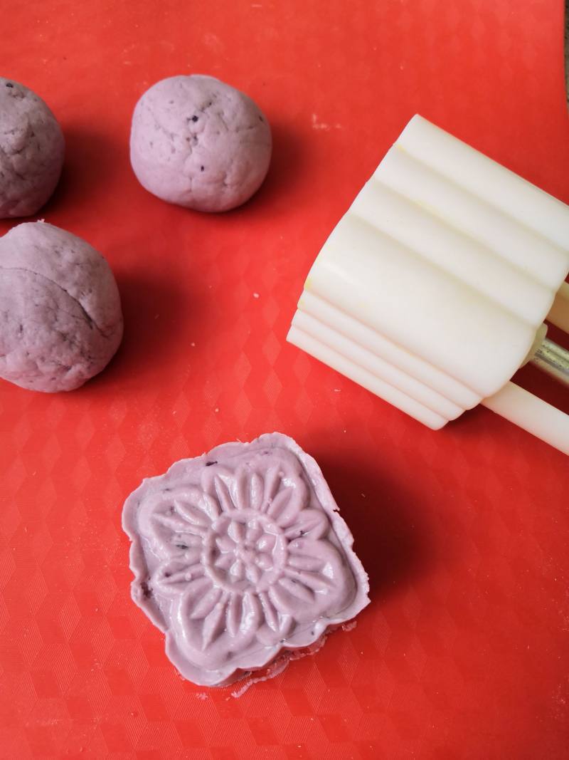 Steps for Making Purple Sweet Potato Red Bean Cake