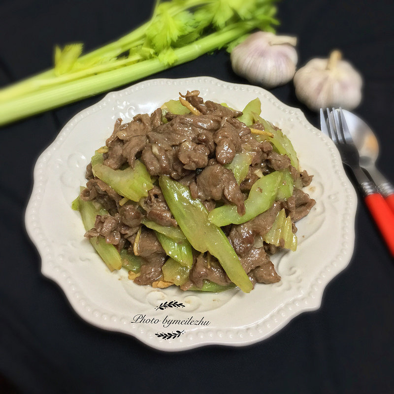 Steps for Making Beef Stir-Fried Celery