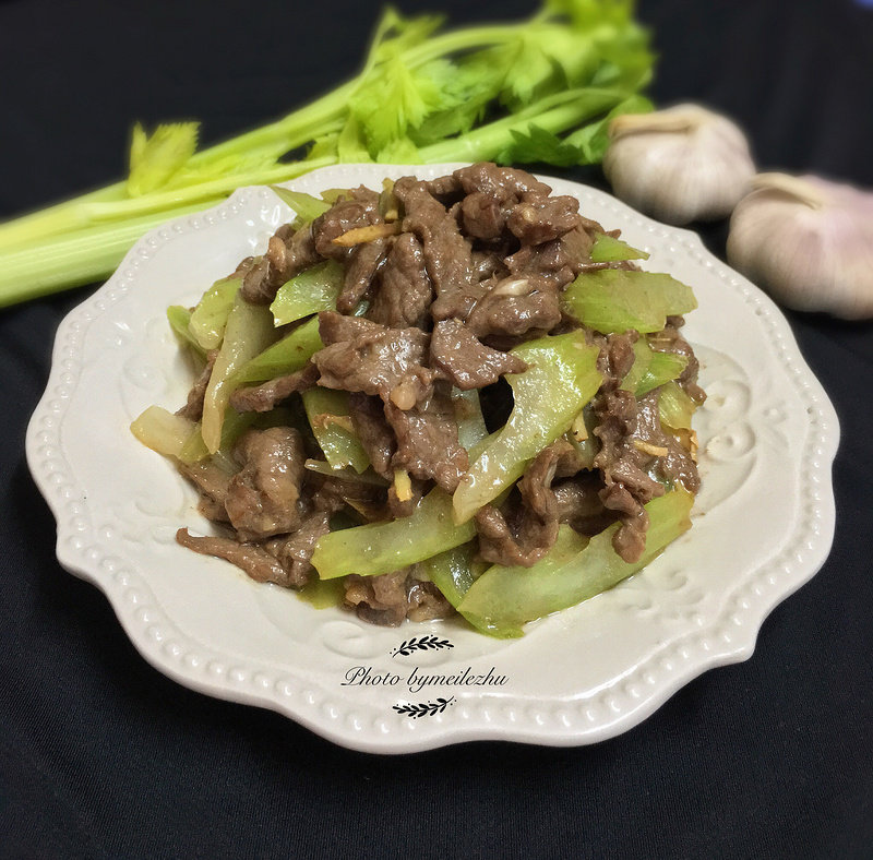 Steps for Making Beef Stir-Fried Celery