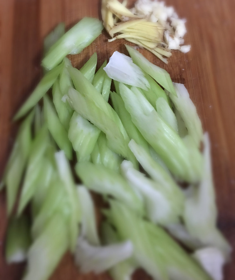 Steps for Making Beef Stir-Fried Celery