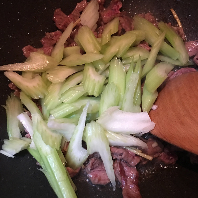 Steps for Making Beef Stir-Fried Celery