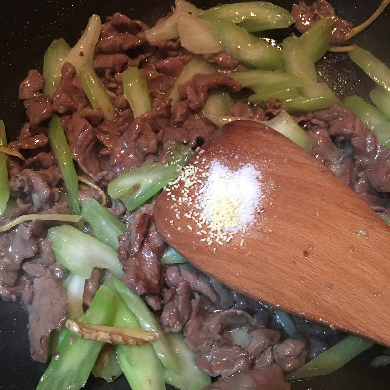 Steps for Making Beef Stir-Fried Celery