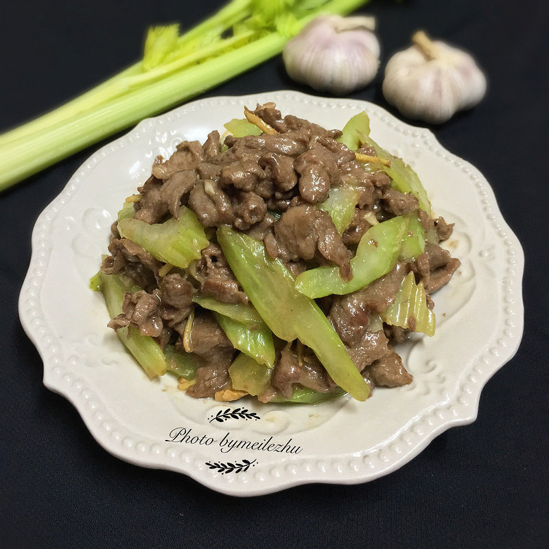 Steps for Making Beef Stir-Fried Celery