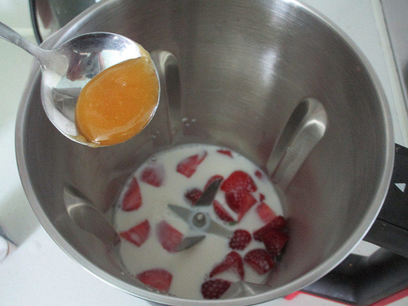 Steps to make Strawberry Egg Milk Juice