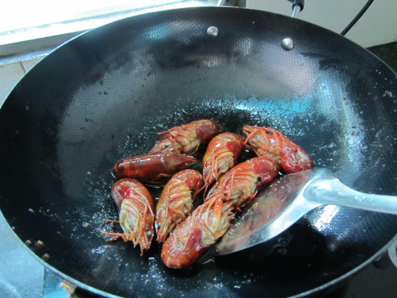 Steps for Cooking Oil-Exploded Lobster