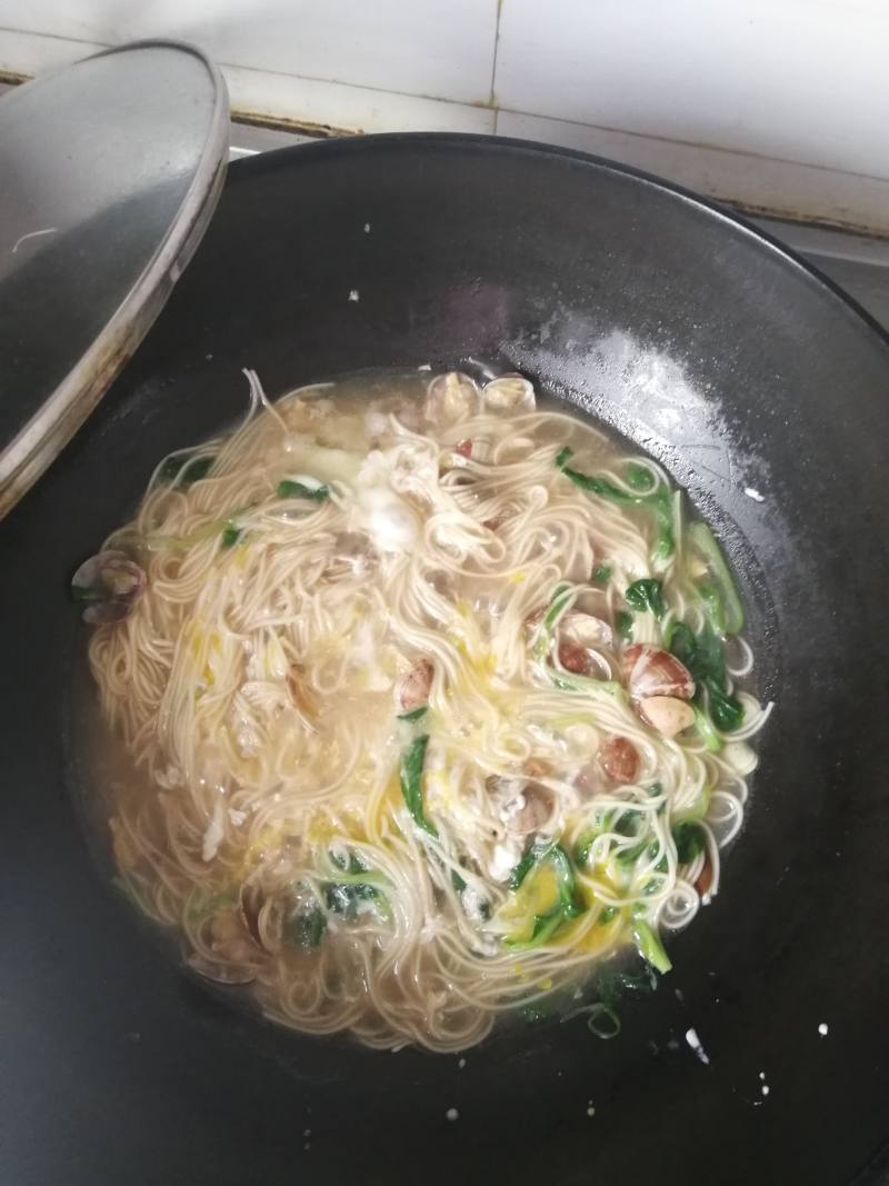 Steps for Making Seafood Vegetable Egg Noodles