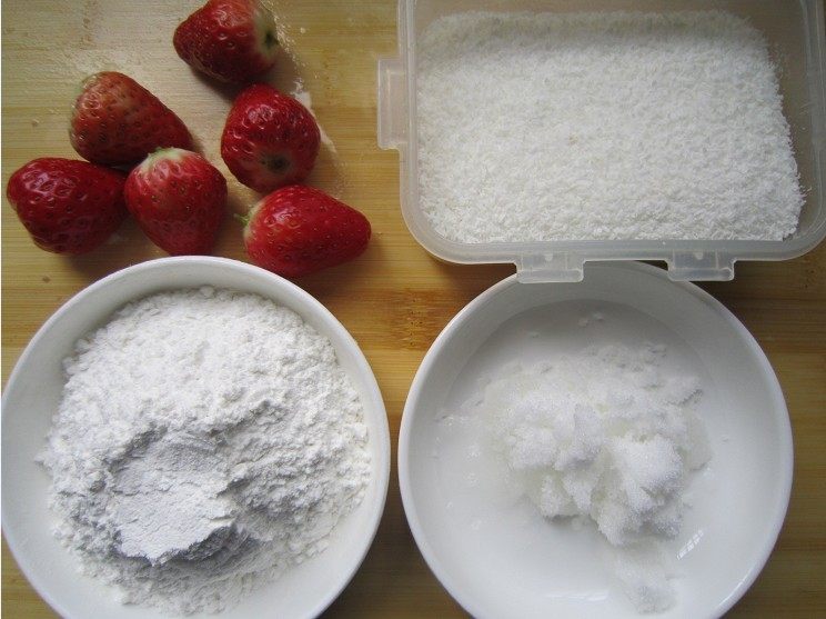 Steps for making Strawberry Daifuku