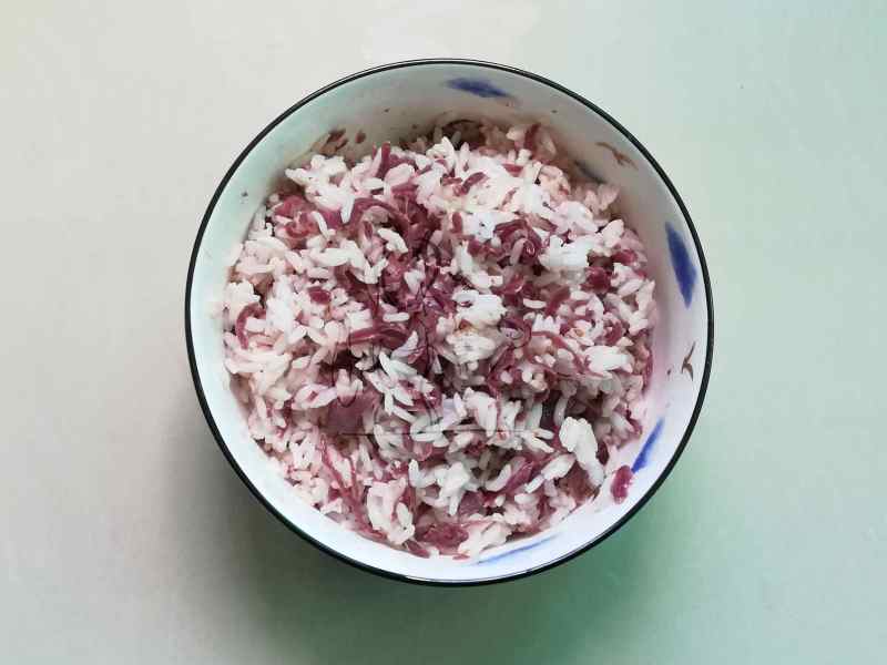 Steps for making Red Cabbage and Pork Floss Rice Balls