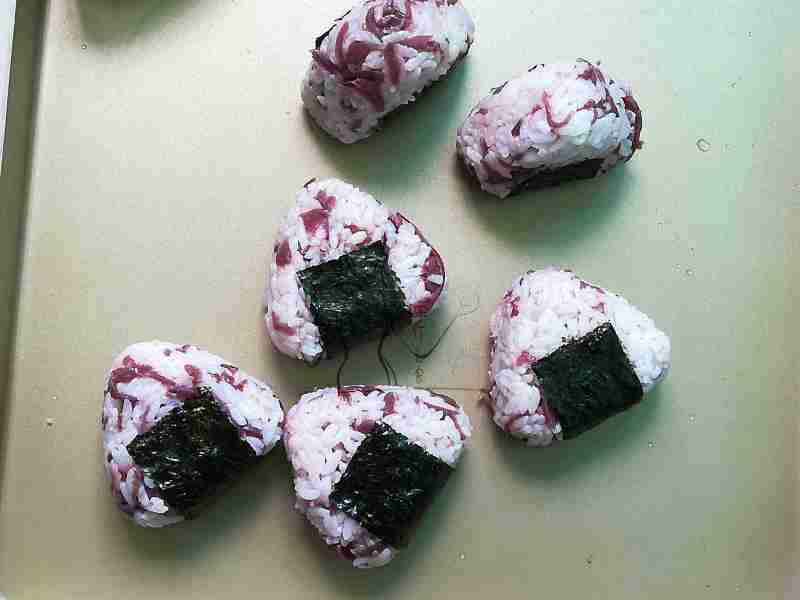 Steps for making Red Cabbage and Pork Floss Rice Balls