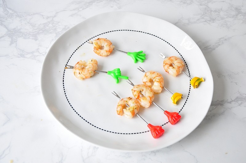 Steps for Making Mango and Red Shrimp Skewers