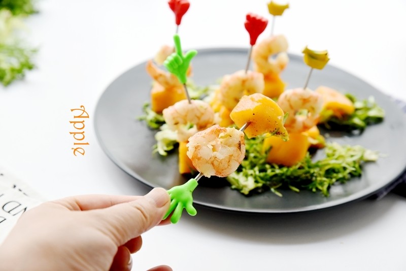 Steps for Making Mango and Red Shrimp Skewers