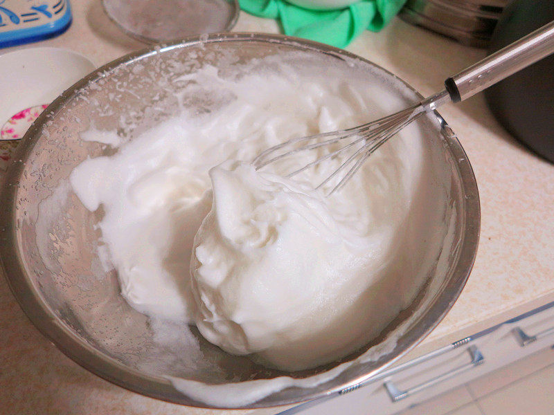 Steps for Making Pressure Cooker Chiffon Cake