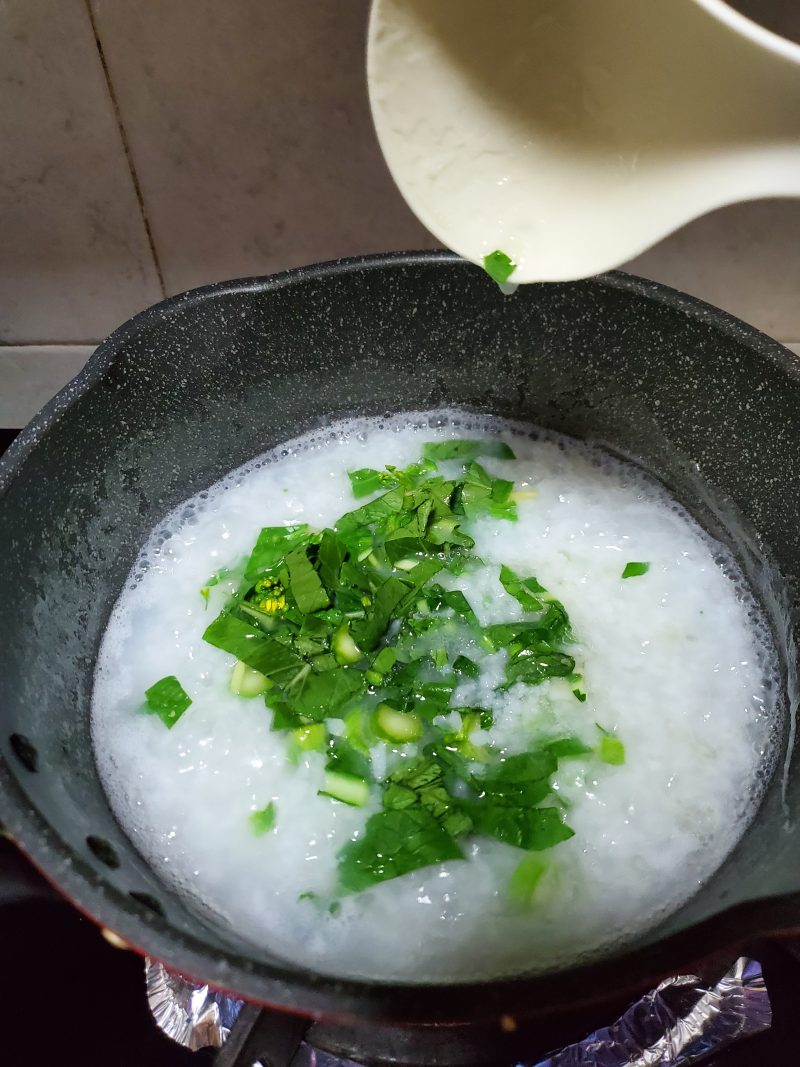 Steps for Making Egg and Vegetable Congee