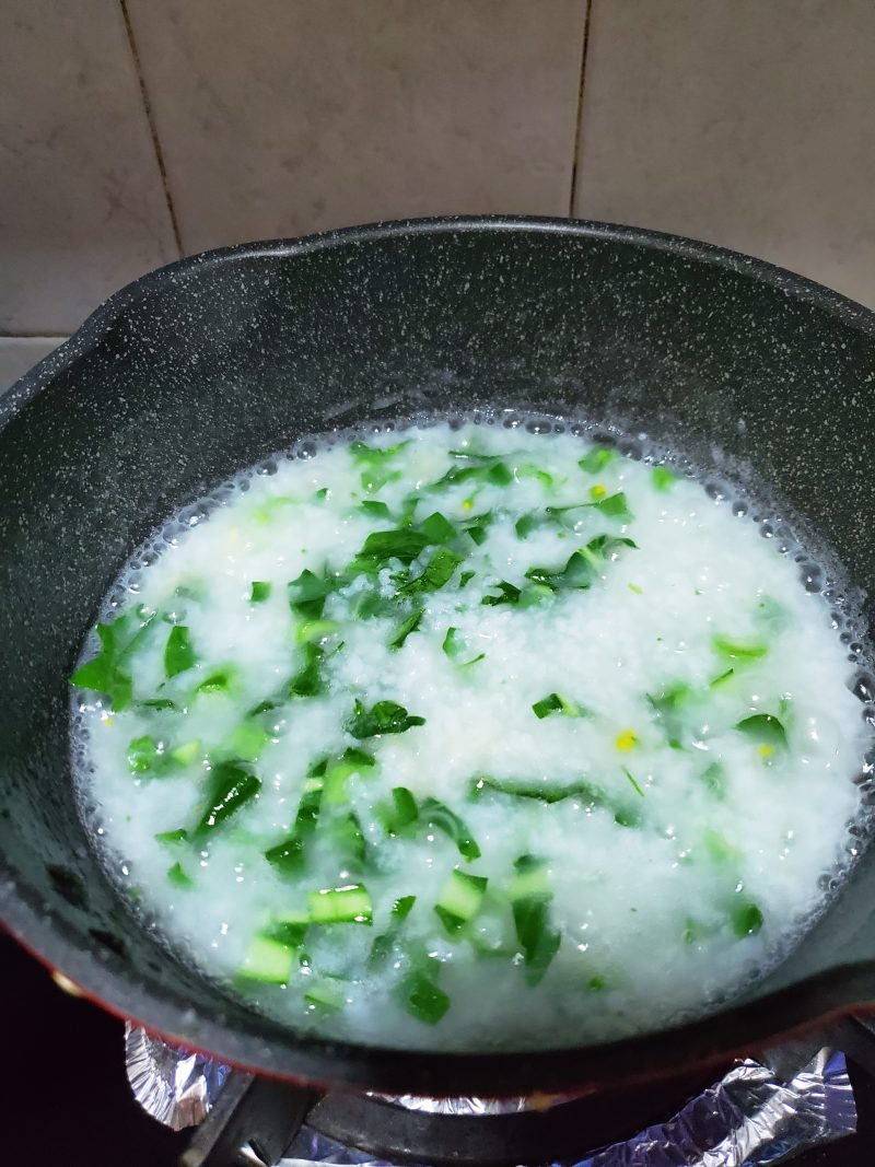 Steps for Making Egg and Vegetable Congee