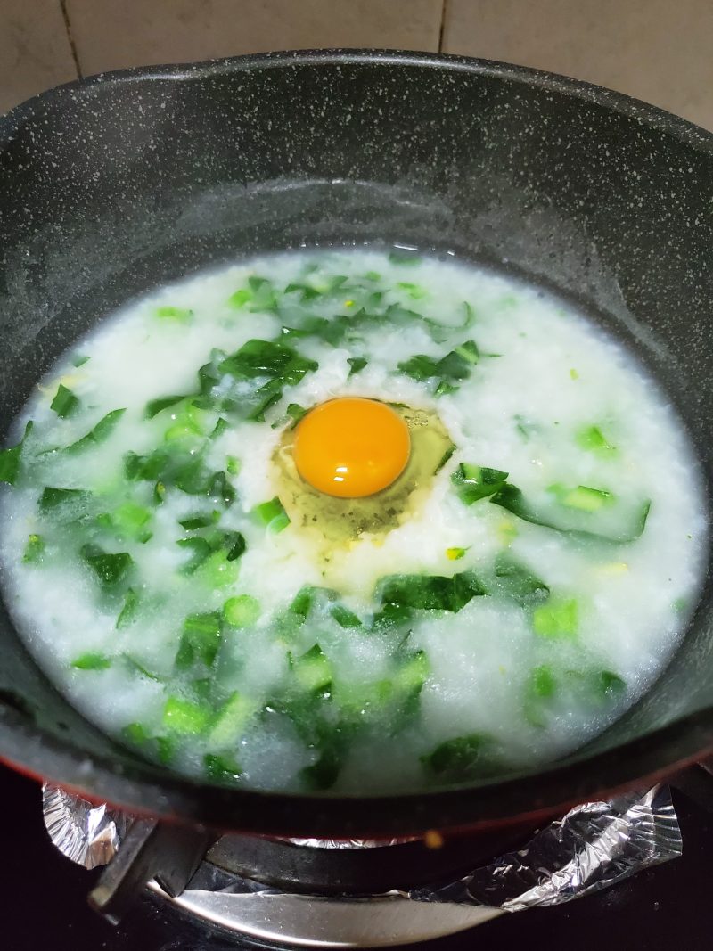 Steps for Making Egg and Vegetable Congee