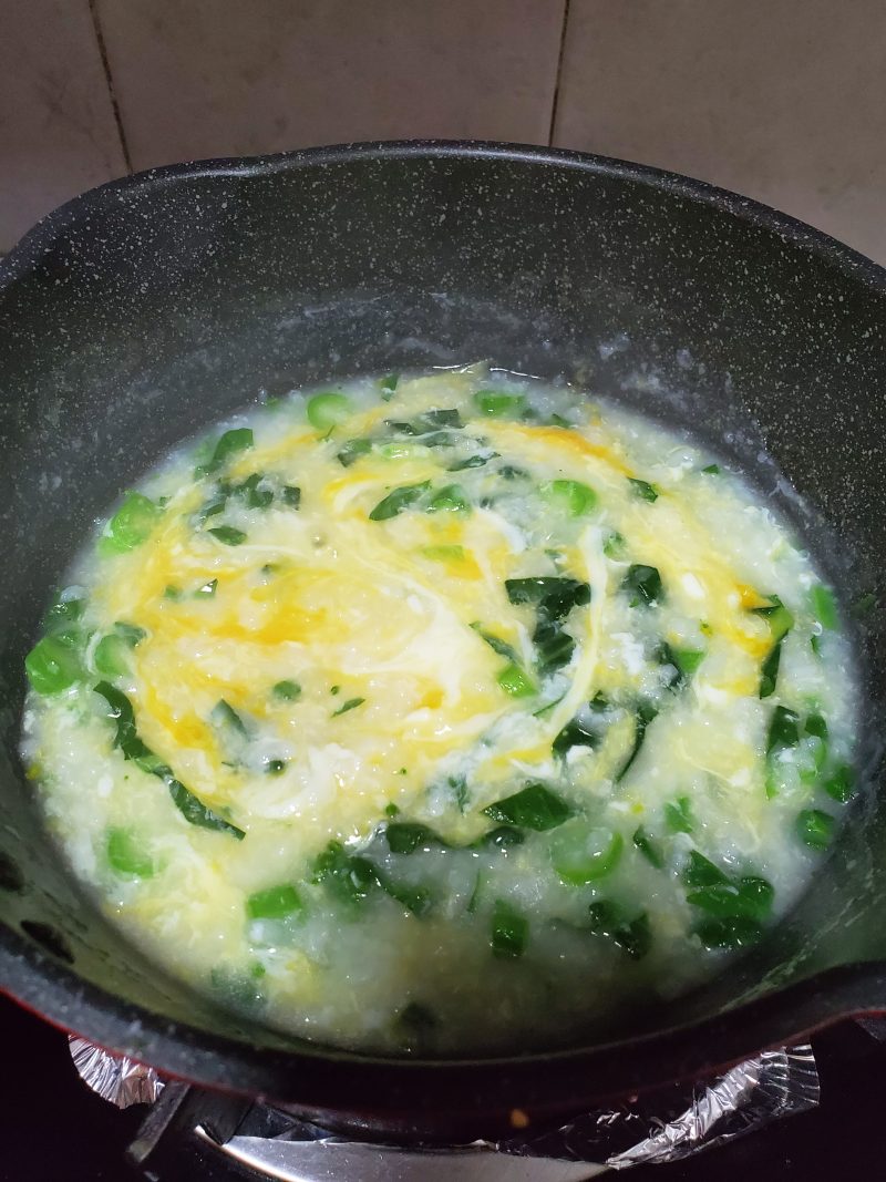 Steps for Making Egg and Vegetable Congee