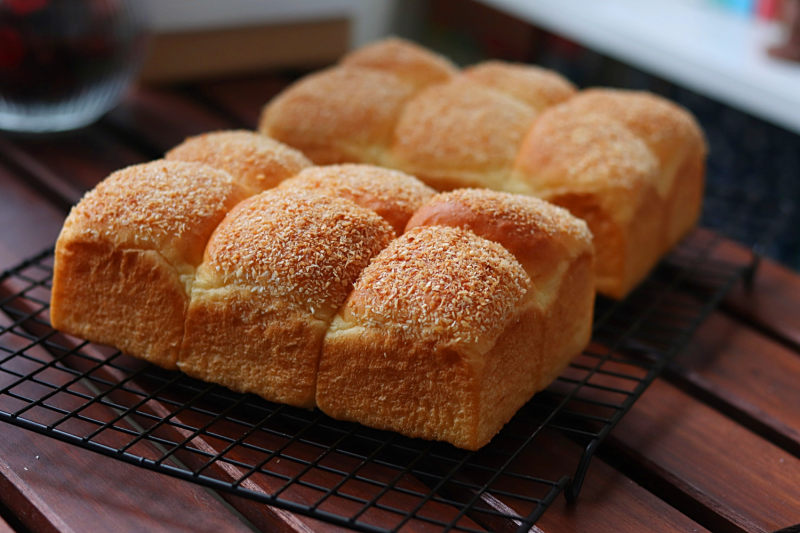 Coconut-flavored Soft and Delicious Mini Bread