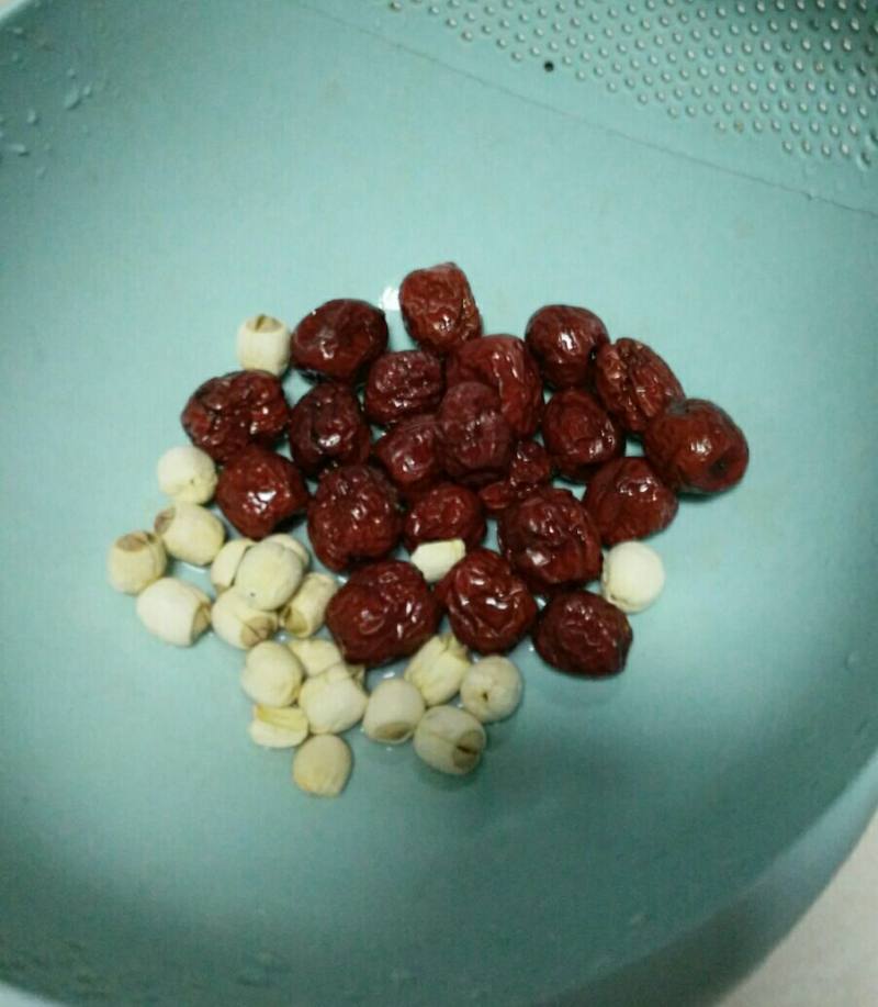 Steps to Make Red Date and Lotus Seed Porridge