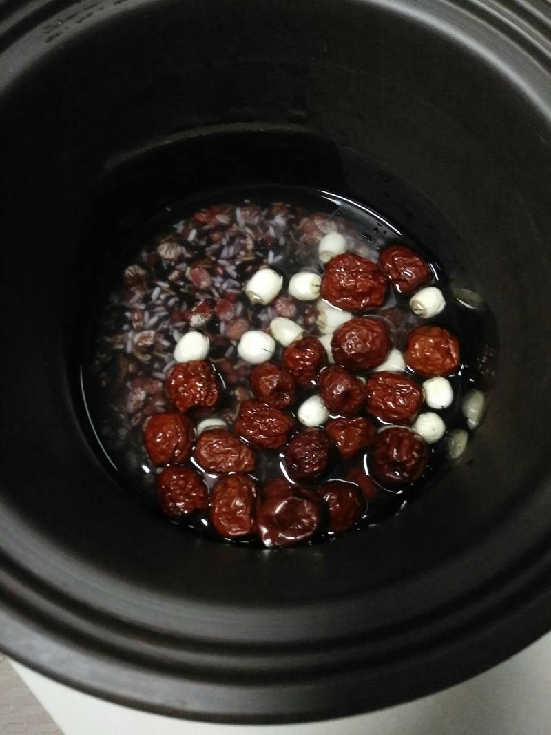 Steps to Make Red Date and Lotus Seed Porridge