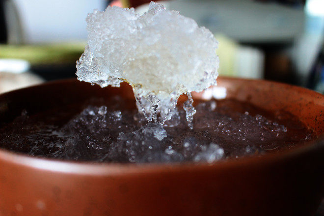 Steps for making Peach Gum, Coix Seed, Bird's Nest, and Tremella Soup for Summer