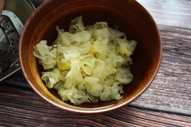 Steps for making Peach Gum, Coix Seed, Bird's Nest, and Tremella Soup for Summer