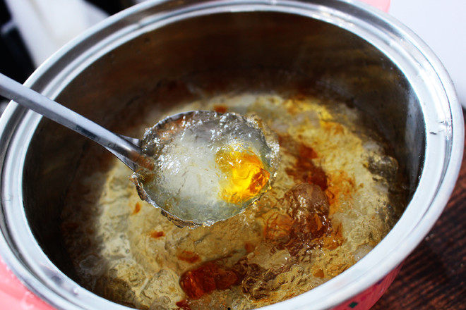 Steps for making Peach Gum, Coix Seed, Bird's Nest, and Tremella Soup for Summer