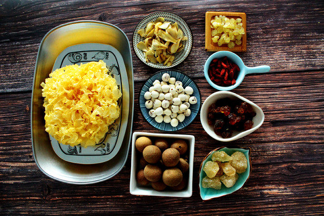 Steps for making Peach Gum, Coix Seed, Bird's Nest, and Tremella Soup for Summer