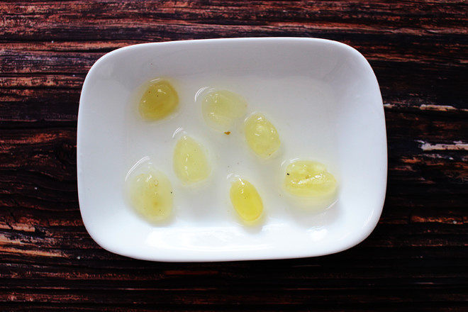 Steps for making Peach Gum, Coix Seed, Bird's Nest, and Tremella Soup for Summer