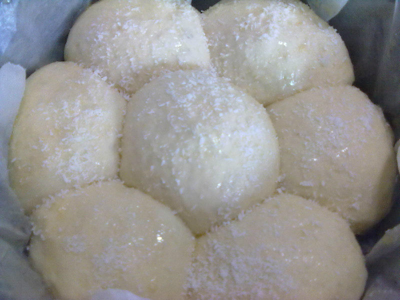 Detailed Steps for Making Coconut Bread and Sausage Rolls