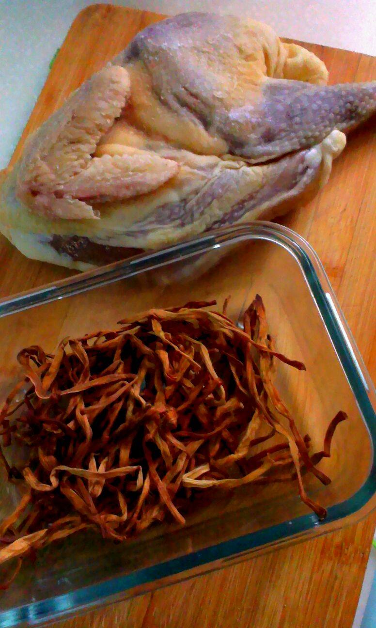 Steps for Making Salted Chicken with Dried Yellow Flower Buds Hot Pot