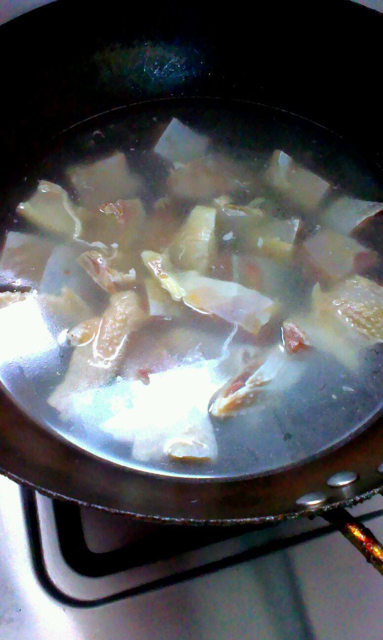 Steps for Making Salted Chicken with Dried Yellow Flower Buds Hot Pot