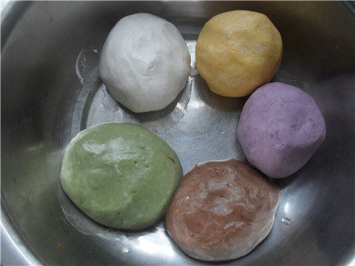 Steps for Making Five-Color Glutinous Rice Balls