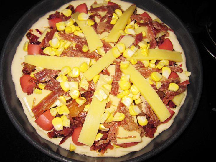 Steps for Making Chicken and Ham Pizza