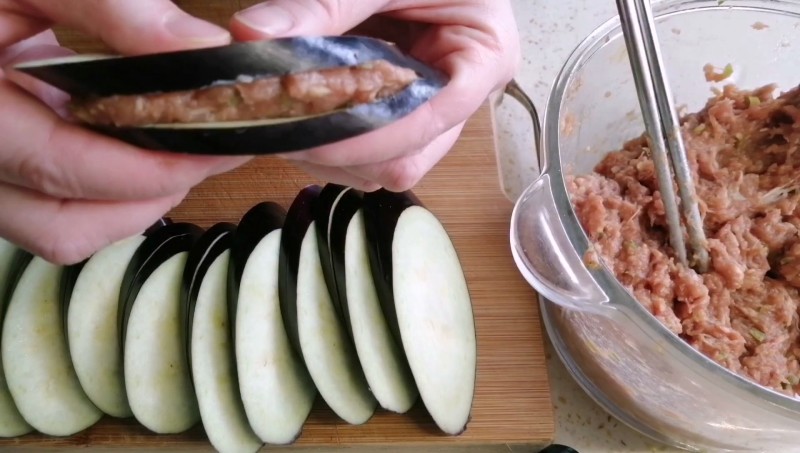 Steps for Making Tonkatsu-Style Fried Eggplant