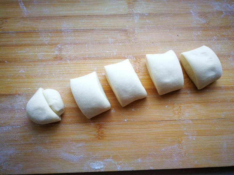 Steps for Making Milk-flavored Thousand-layer Mini Bread