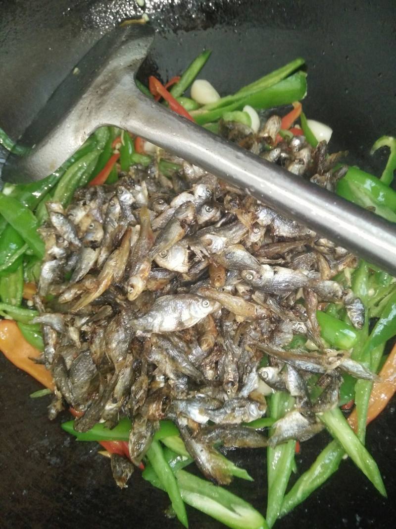 Steps for making Spicy Fried Small Fish