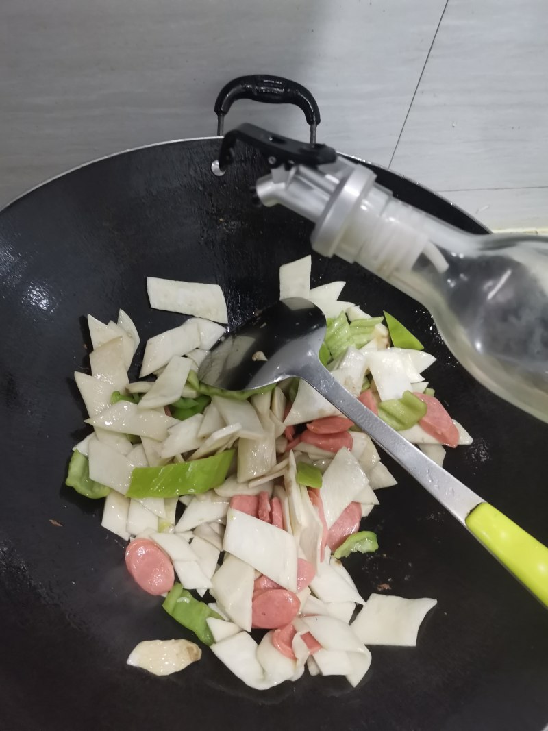 Steps for Making Stir-Fried King Oyster Mushrooms with Hot Dogs