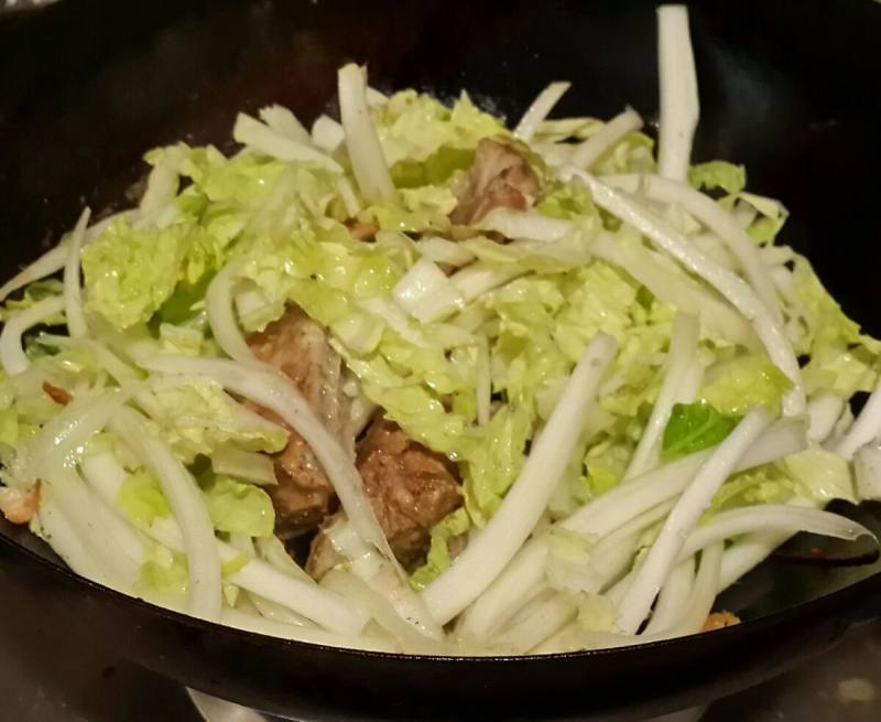 Steps for making Clay Pot Pork Ribs with Napa Cabbage and Vermicelli