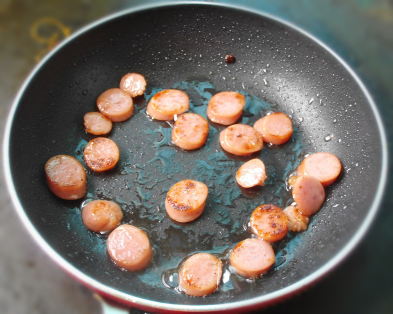 Steps for cooking Shrimp and Crispy Sausage Braised Red Rice