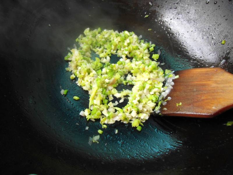 Steps for cooking Shrimp and Crispy Sausage Braised Red Rice