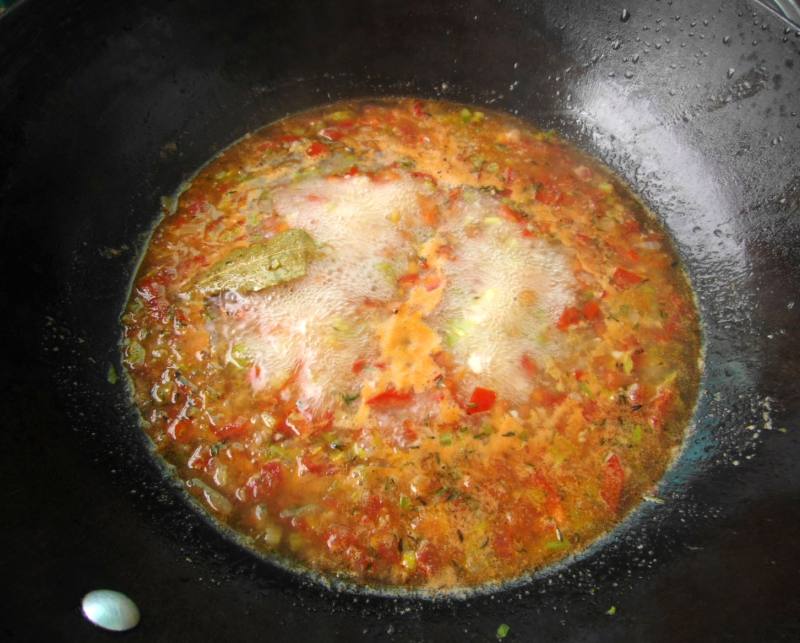 Steps for cooking Shrimp and Crispy Sausage Braised Red Rice