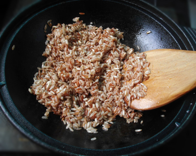 Steps for cooking Shrimp and Crispy Sausage Braised Red Rice