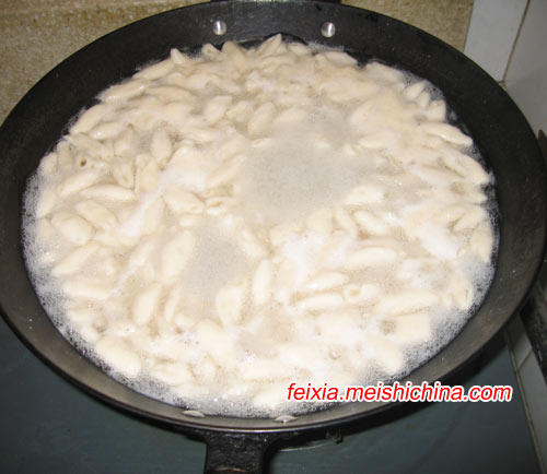 Steps for Making Tomato Sauce Mixed with Cat Ear Noodles